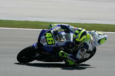 I kampen om 2.pladsen i VM har Valentino Rossi (Fiat Yamaha) et forspring på 24 points. En 15. plads i finaleløbet i Valencia første søndag i november er nok til at sikre ham titlen som vice-verdensmester.